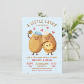 Little Latke Hanukkah Baby Girl Dusche Einladung (Stehend Vorderseite)