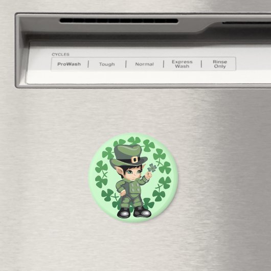 Little Leprechaun mit Kleeblättern Magnet (In Situ (Geschirrspüler))