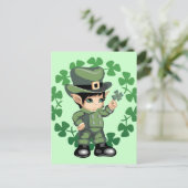 Little Leprechaun mit Kleeblättern Postkarte (Stehend Vorderseite)