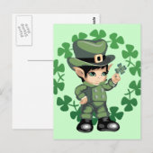 Little Leprechaun mit Kleeblättern Postkarte (Vorne/Hinten)
