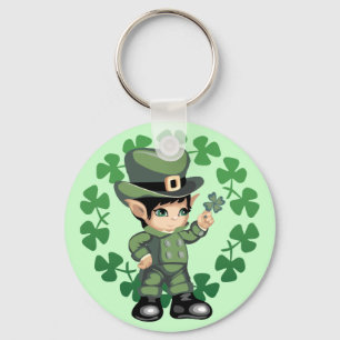 Little Leprechaun mit Kleeblättern Schlüsselanhänger