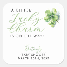 Little Lucky Charm ist auf dem Weg Baby Shower Quadratischer Aufkleber