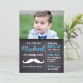 Little Man Birthday Foto Mustache Einladung (Stehend Vorderseite)