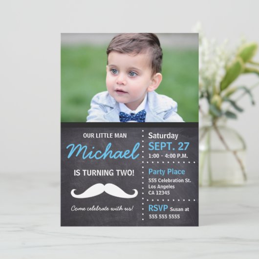 Little Man Birthday Foto Mustache Einladung (Stehend Vorderseite)