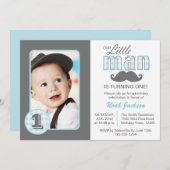Little Man First Birthday Mustache Blue Gray Foto Einladung (Vorne/Hinten)