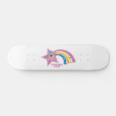 Little Miss Lucky | Regenbogen Skateboard (Horizontal)