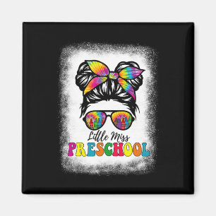 Little Miss Vorschool Gefärbte Krawatte Messy Bun Magnet