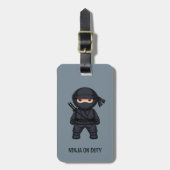 Little Ninja Warrior on Gray Gepäckanhänger (Vorderseite vertikal)
