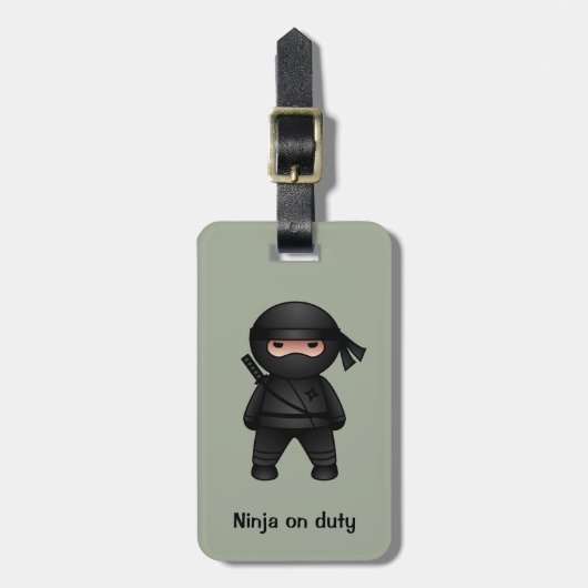 Little Ninja Warrior on Sage Green Gepäckanhänger (Vorderseite vertikal)