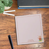 Little Owl auf einem Buchlehrer-Notepad Notizblock