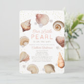 Little Pearl Seashells Pink Girl Baby Dusche Einladung (Stehend Vorderseite)