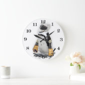 Little Penguin Wearing Hockey Gear Große Wanduhr (Zuhause)