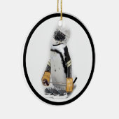 Little Penguin Wearing Hockey Gear Keramikornament (Rechts)