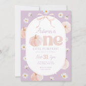 Little Pumpkin 1st Birthday Daisies Lila Bow Einladung (Vorderseite)