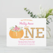Little Pumpkin 1st Birthday Girl Fall Floral Einladung (Stehend Vorderseite)