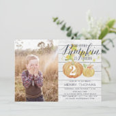 Little Pumpkin Custom Age Birthday Party Foto Einladung (Stehend Vorderseite)