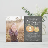 Little Pumpkin Custom Age Birthday Party Foto Einladung (Stehend Vorderseite)