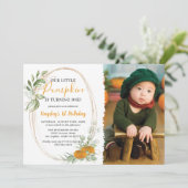 Little Pumpkin Fall Foto erster Geburtstag Einladung (Stehend Vorderseite)