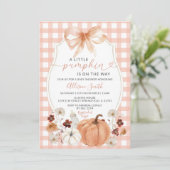 Little Pumpkin Floral Orange Gingham Baby Shower Einladung (Stehend Vorderseite)