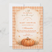 Little Pumpkin Gingham Fall Baby Shower Einladung (Vorderseite)