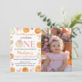 Little Pumpkin Girl 1. Geburtstag Foto Einladung (Stehend Vorderseite)