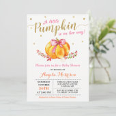Little Pumpkin Girl Gold Pink Fall Baby Dusche Einladung (Stehend Vorderseite)