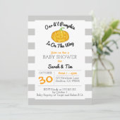 Little Pumpkin Gray und Orange Baby Shower Einladung (Stehend Vorderseite)