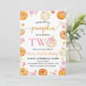 Little Pumpkin Herbst 2. Geburtstag Einladung (Stehend Vorderseite)