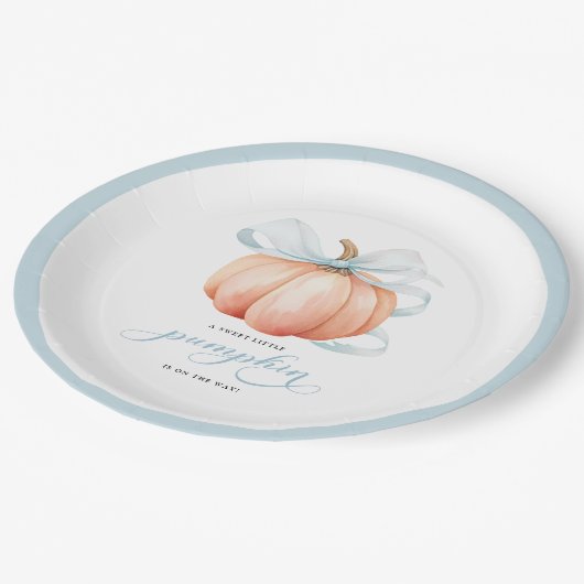 Little Pumpkin on Way Blue Bow Baby Shower Pappteller (Schrägansicht)