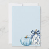 Little Pumpkin on Way Boy Baby Shower Blue Bow Einladung (Rückseite)