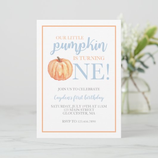 Little Pumpkin Pastel Blue Fall First Birthday Inv Einladung (Stehend Vorderseite)