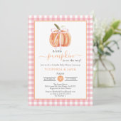 Little Pumpkin Pink Gingham Fall Baby Dusche Einladung (Stehend Vorderseite)