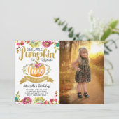 Little Pumpkin zweite Geburtstagseinladung Einladung (Stehend Vorderseite)