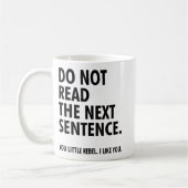 Little Rebel zerteilt Kaffeetasse (Links)