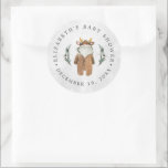 Little Reindeer | Christmas Baby Dusche Gefallen Runder Aufkleber<br><div class="desc">Nichts ist aufregender, als ein neues Freudenbündel in die Welt zu begrüßen. Dieses wertvolle Baby, das von oben geschickt wird, sollte mit einer eleganten und dennoch skurrilen Babydusche gefeiert werden. Dieses Thema ist so niedlich und würde perfekt funktionieren, nicht nur für einen Jungen, sondern auch für ein Mädchen! Fügen Sie...</div>