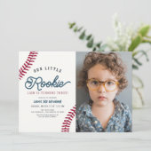 Little Rookie Baseball Boy Birthday Foto Einladung (Stehend Vorderseite)