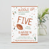 Little Rookie Huddle Up Brown Football Geburtstag Einladung (Stehend Vorderseite)