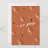 Little Rookie Huddle Up Brown Football Geburtstag Einladung (Rückseite)