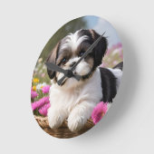 Little Shih Tzu Puppy-Basket-Blume Runde Wanduhr (Winkel)