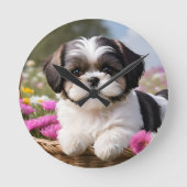 Little Shih Tzu Puppy-Basket-Blume Runde Wanduhr (Vorderseite)