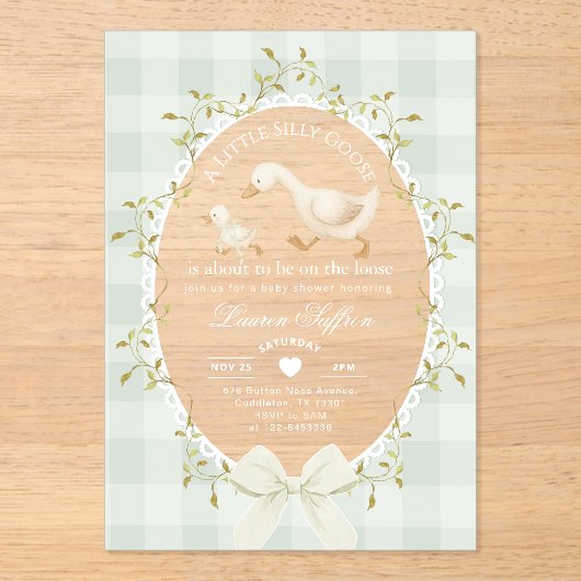Little Silly Goose Baby Shower Sage Gingham Acryleinladungen (Vorderseite)