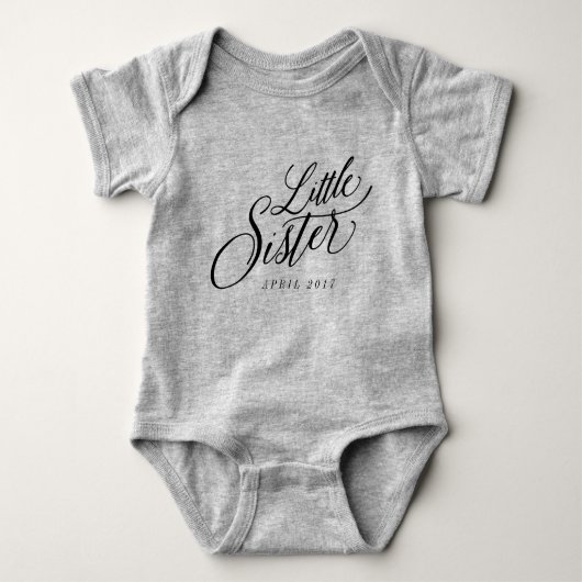 Little Sister Custom Due Date Ankündigung Baby Strampler (Vorderseite)