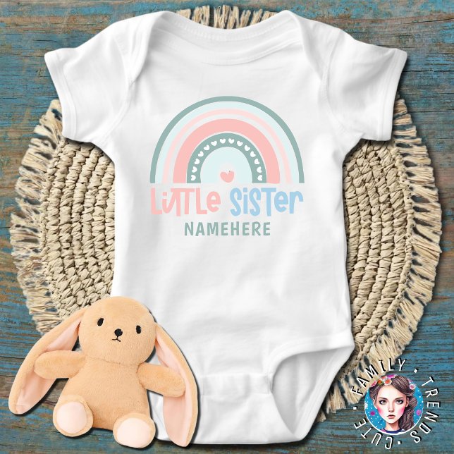 Little Sister Personalisiert Name Niedlich Rainbow Baby Strampler (Von Creator hochgeladen)