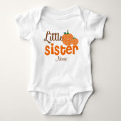 Little Sister Pumpkin Personalisiertes Shirt (Vorderseite)