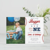 Little Slugger Baseball 1st Birthday Photo Einladung (Stehend Vorderseite)