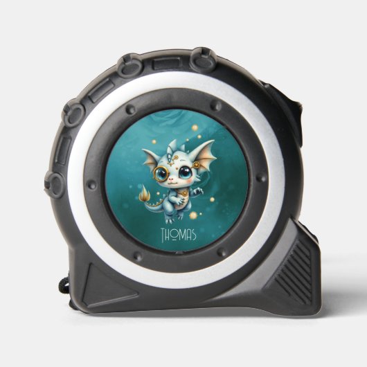 Little Steam Dragon – Professional Chaos Engineer. Maßband (Vorderseite)