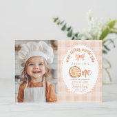 Little Süsse Pie 1. Geburtstag Gingham Foto Einladung (Stehend Vorderseite)