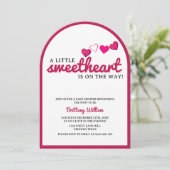 Little Sweetheart Arch Valentine's Baby Shower Einladung (Stehend Vorderseite)