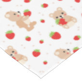 Little teddy bear with strawberry tischdecke (Schrägansicht)