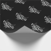 Little Viking in Training Wikinger Geschenkpapier (Ecke)